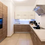 102 Seafront 3bed With Pool By Homely *