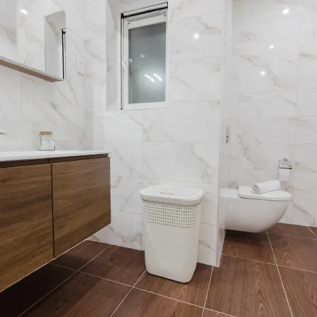 102 Seafront 3bed With Pool By Homely *