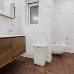 102 Seafront 3bed With Pool By Homely *
