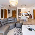 102 Seafront 3bed With Pool By Homely