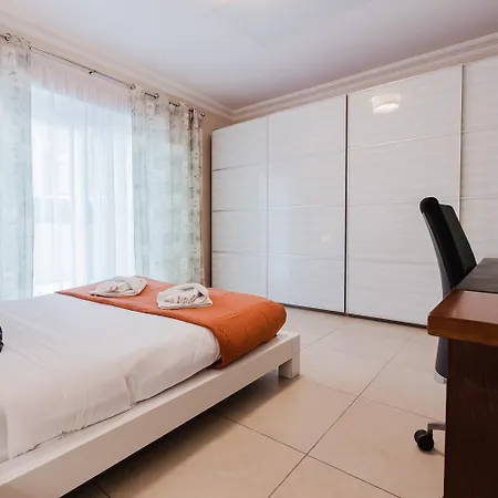 102 Seafront 3bed With Pool By Homely *