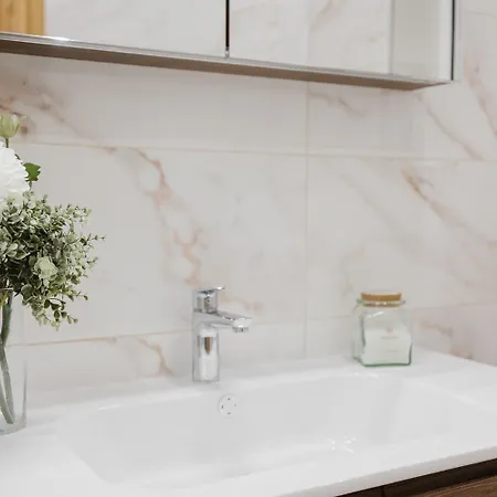 102 Seafront 3bed With Pool By Homely *