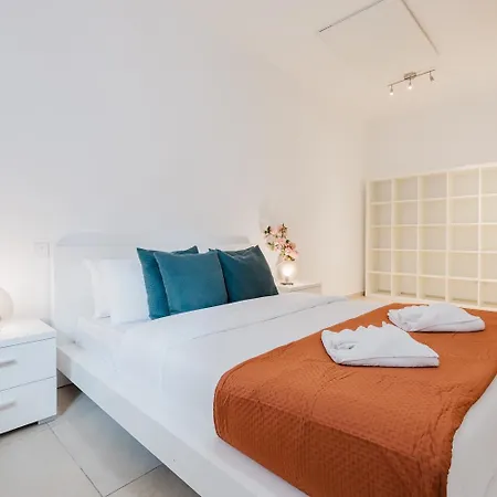 102 Seafront 3bed With Pool By Homely