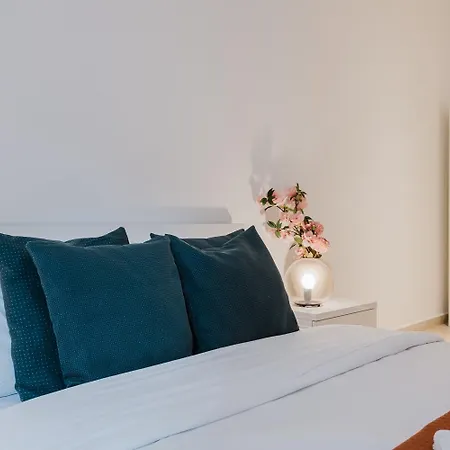 102 Seafront 3bed With Pool By Homely