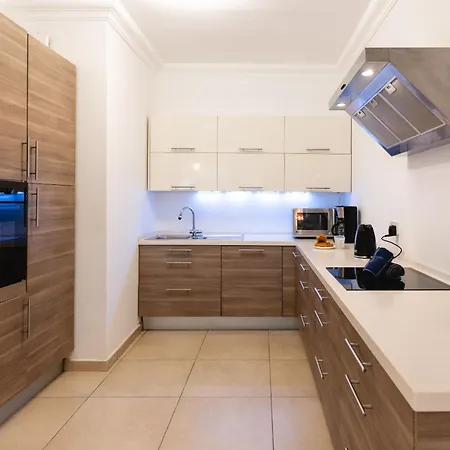 102 Seafront 3bed With Pool By Homely *