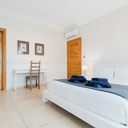 102 Seafront 3bed With Pool By Homely