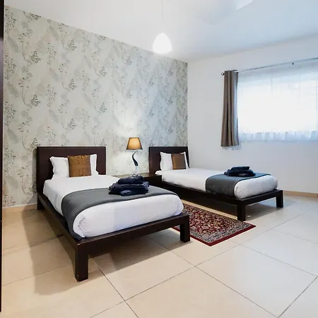 102 Seafront 3bed With Pool By Homely